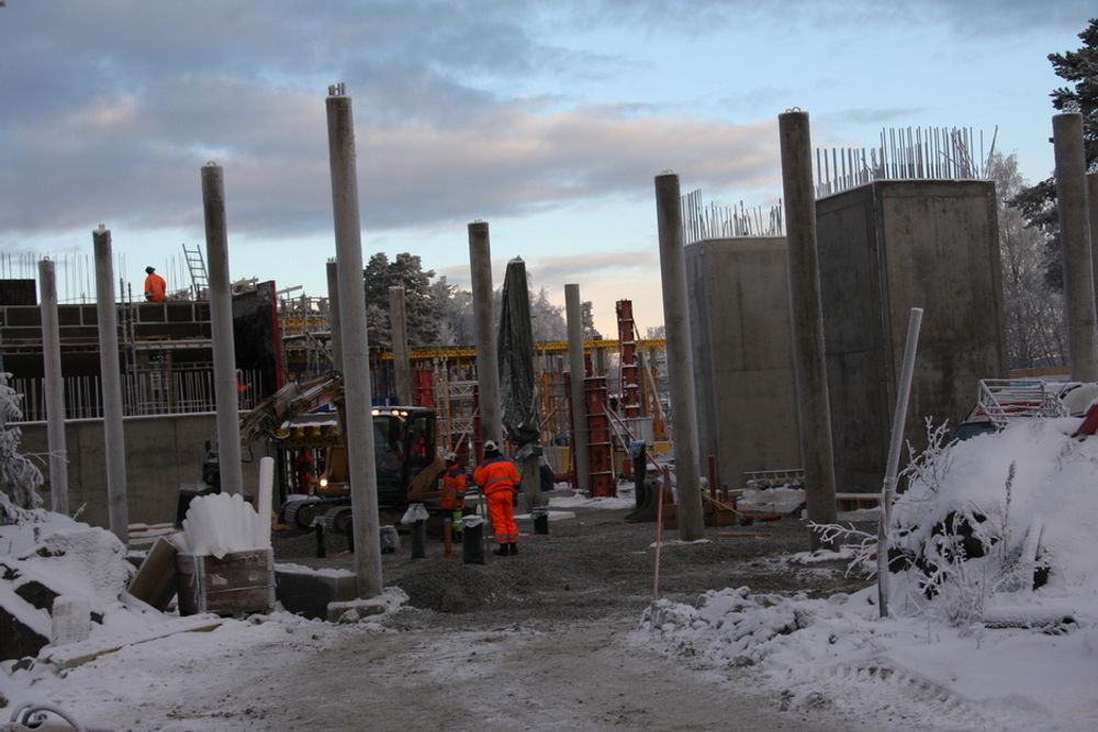 FULL AKTIVITET: Til tross for streng vinter er det full byggeaktivitet der Nesoddens nye kommunehus skal stå på Tangen.