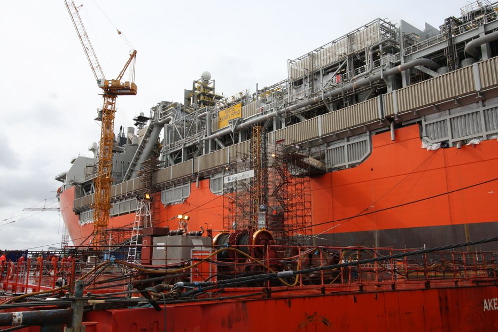 FERDIG-FERDIG: Kværner Stord hadde rundt 1000 i arbeid med å gjøre Skarv FPSO 100 prosent ferdig ved verftet før skipet gikk til feltet. FPSO-en på 292 meter var langt fra så ferdig som det skulle da det forlot Samsung-verftet i Sør-Korea og Kværner fikk en større jobb med å gjøre skipet klart. Av grunner som ikke kan føres tilbake til Stord, ble produksjonsstartenutsatt flere ganger. 