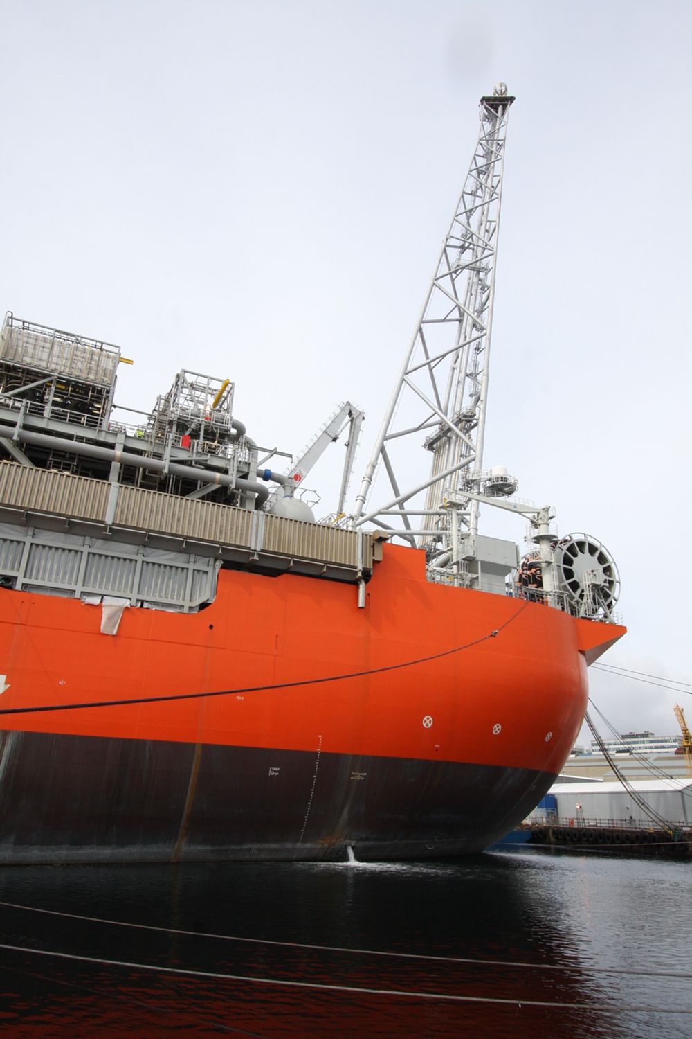 HØYT: Flammetårnet på Skarv rager nå ca. 155 meter over havet. Men fullastet minsker høyden til ca. 140 meter. Selve bommen er 115 meter lang.