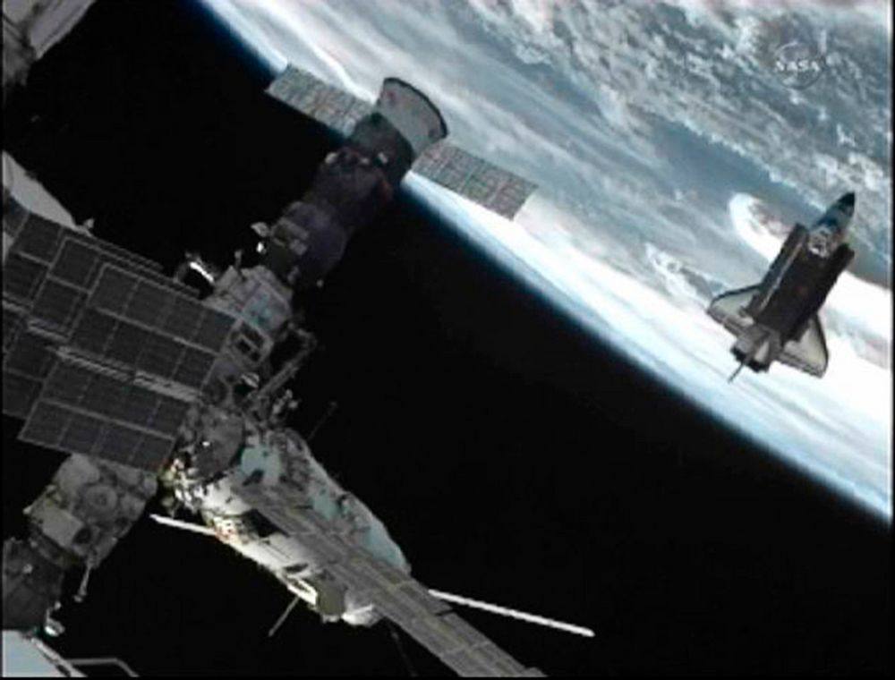 Romferjen Endeavour, med den internasjonale romstasjonen (ISS) i forgrunnen, da den forlot romstasjonen for siste gang 30. mai.