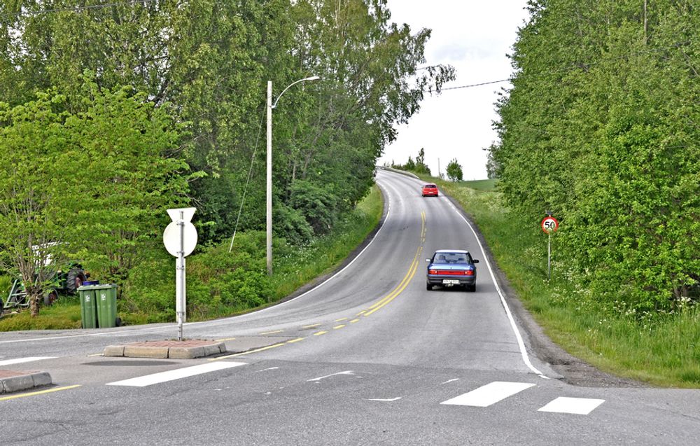 Fylkesveg 382 mangler gang/sykkelveg på en strekning på ca. 600 meter. Innen året er omme er det sammenhengende gang/sykkelveg mellom Frogner og Lillestrøm.
