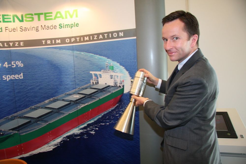 GRØNN BØLGE: Greensteam selger system og utstyr som måler skipets reellle kondisjon og trimming. Adm. dir. Thomas Flinth viser hvor sonaren skal monteres.