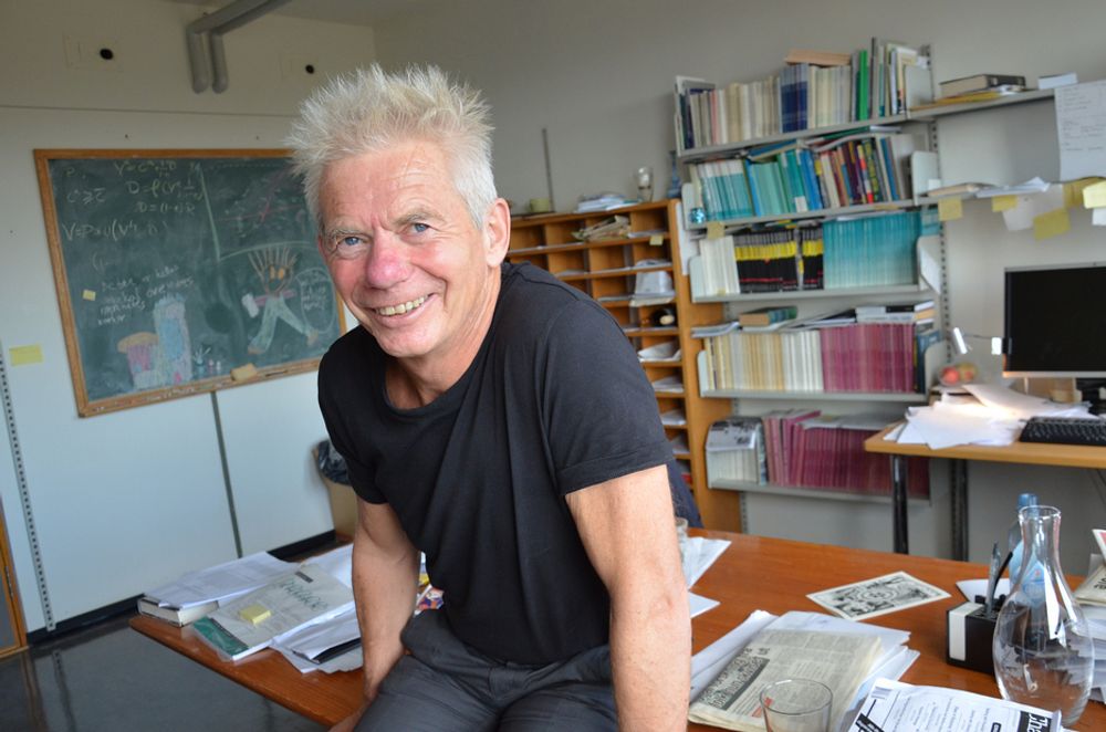 HEDRET: Samfunnsøkonom Karl Ove Moene har grunn til å smile etter at han fikk Forskningsrådets formidlingspris på 250.000 kroner.