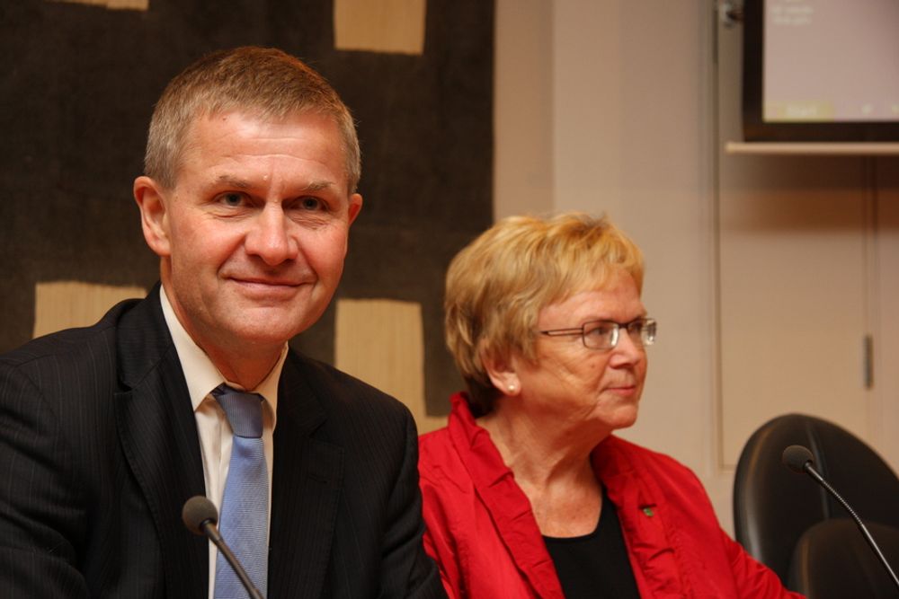 BEDRE LUFT: Regjeringen, her ved miljøvernminister Erik Solheim og samferdselsminister Magnhild Meltveit Kleppa vil gi byboere bedre luft.