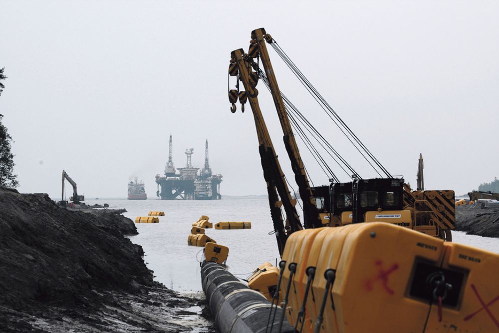 HVEM SKAL BETALE?: Gassindustrien investerer milliarder i produksjons- og transportfasiliteter. Bildet er fra Vyborg i Russland, der Nord Stream går i sjøen. Prislapp: 60 milliarder NOK.