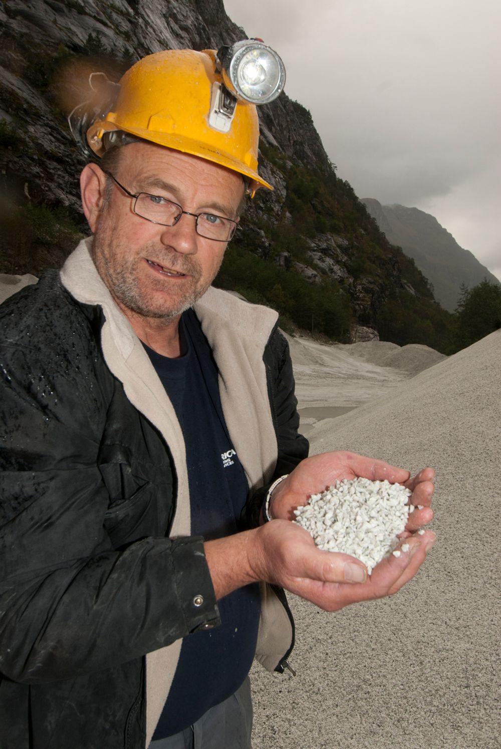KAN ØKE: I dag utvinnes rundt 220 000 tonn anortositt av Gudvangen Stein. ¿ Hvis anortositt kan brukes til aluminiumproduksjon, går det fint å øke produksjonen til ca. åtte millioner tonn i året, sier Morten Samskott.
