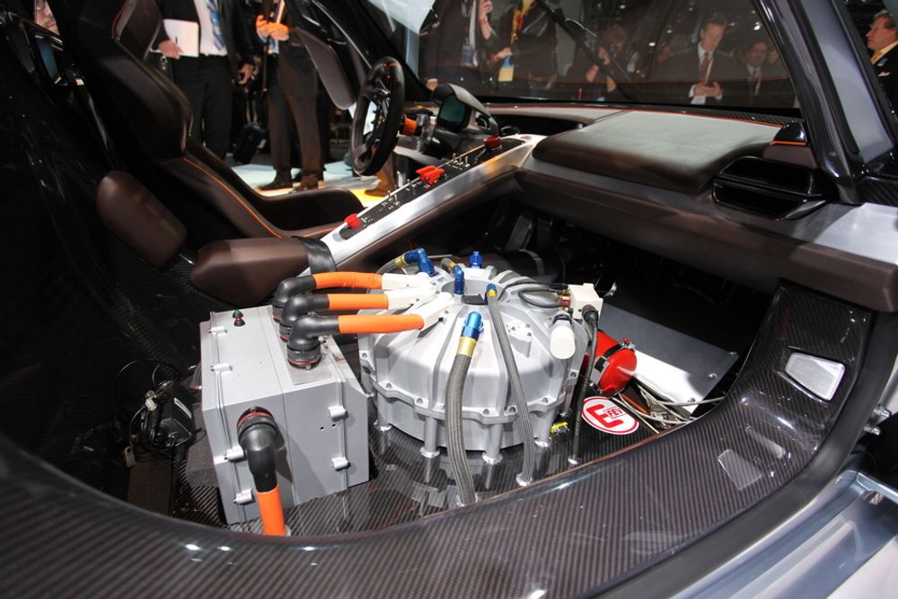 Porsche bruker racing som testarena for ny teknologi, blant annet knyttet til elektrifisering. For dem som ønsker å ha med passasjerer kan det være noe upraktisk at svinghjulgeneratoren i 918 RSR opptar hele plassen der det kunne vært et høyresete.