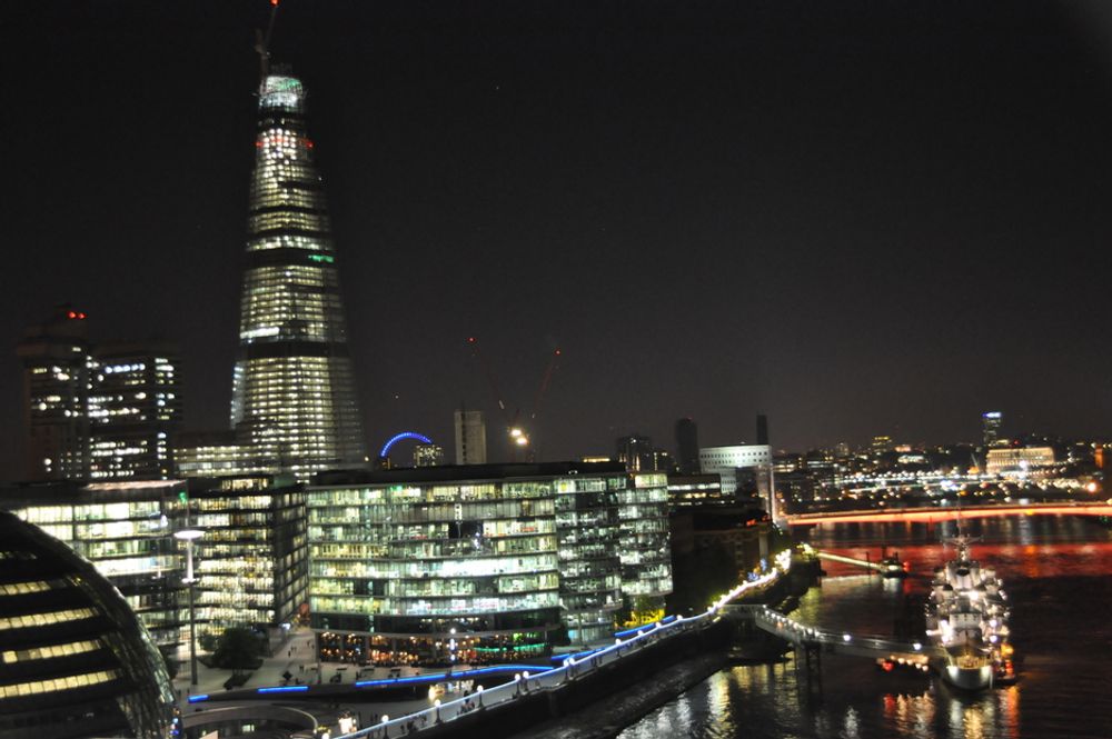 NATT: The Shard by night, sett fra Tower Bridge.