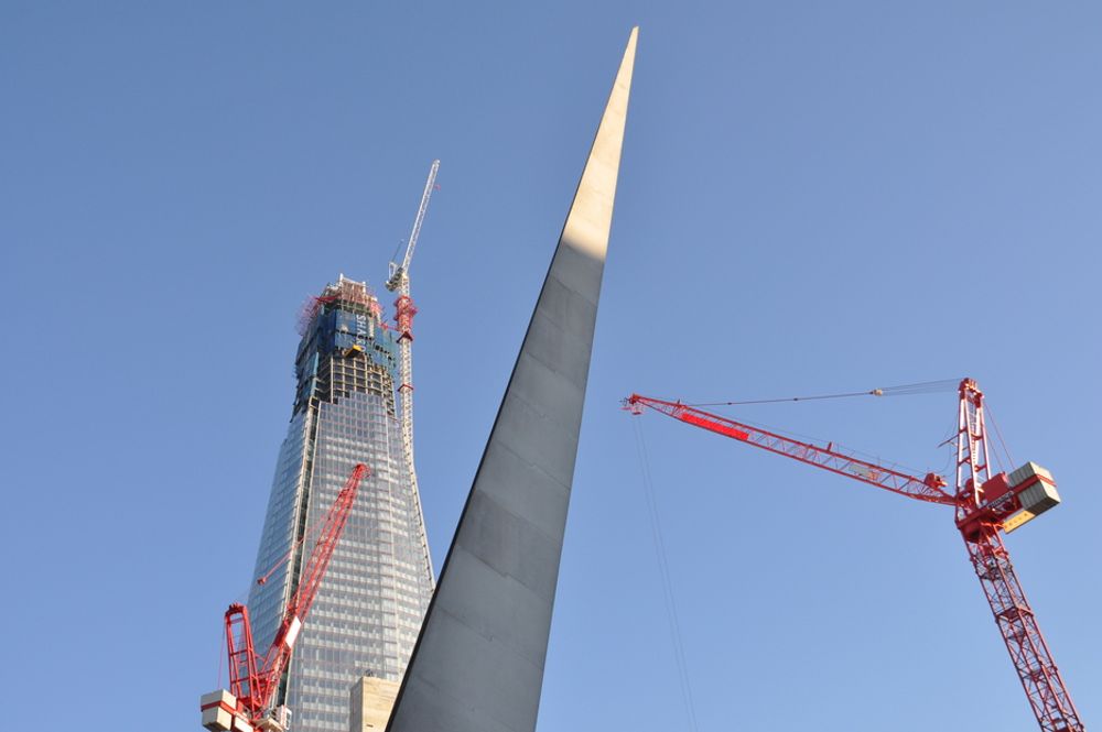 KRANEVENTYR: Entreprenør Mace har montert en 317 meter høy kran.