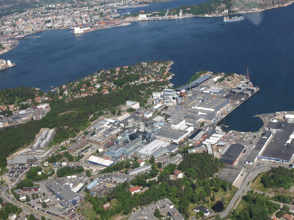 UNDER TAK: Fabrikkhallen på Fiskaa er for lengst ferdig. I disse dager er det en hektisk virksomhet for å få utstyr på plass til alle produksjonstrinnene.