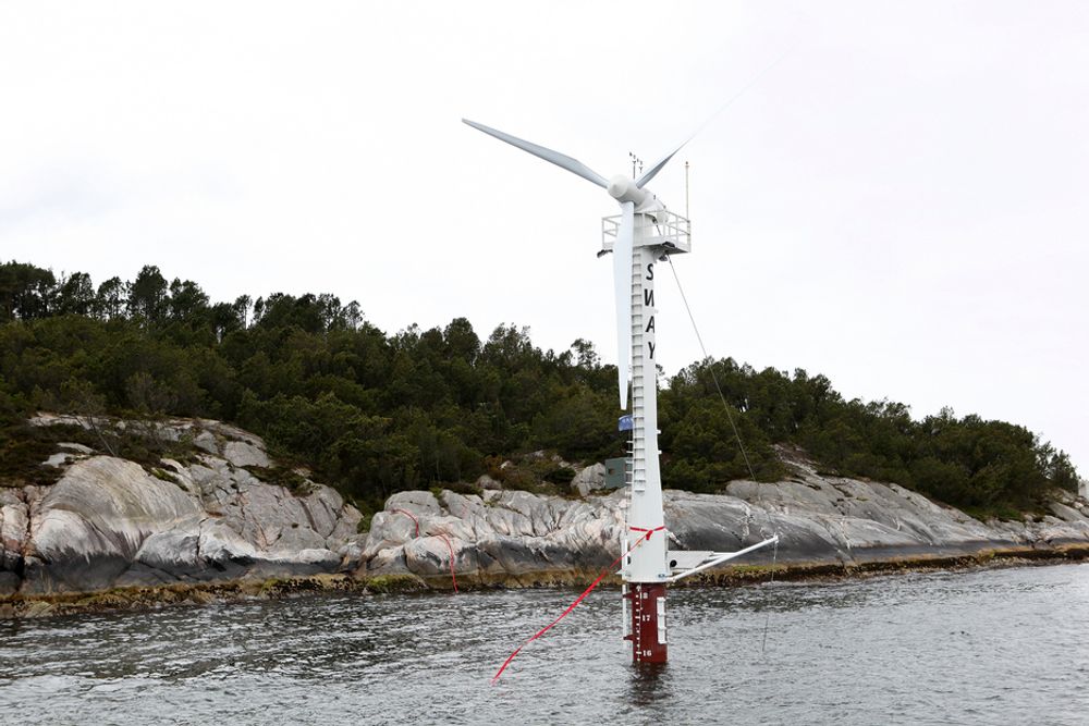 FLYTENDE VINDKRAFT: Sway er installert ved Coast Center Base på Kollsnes utenfor Bergen.