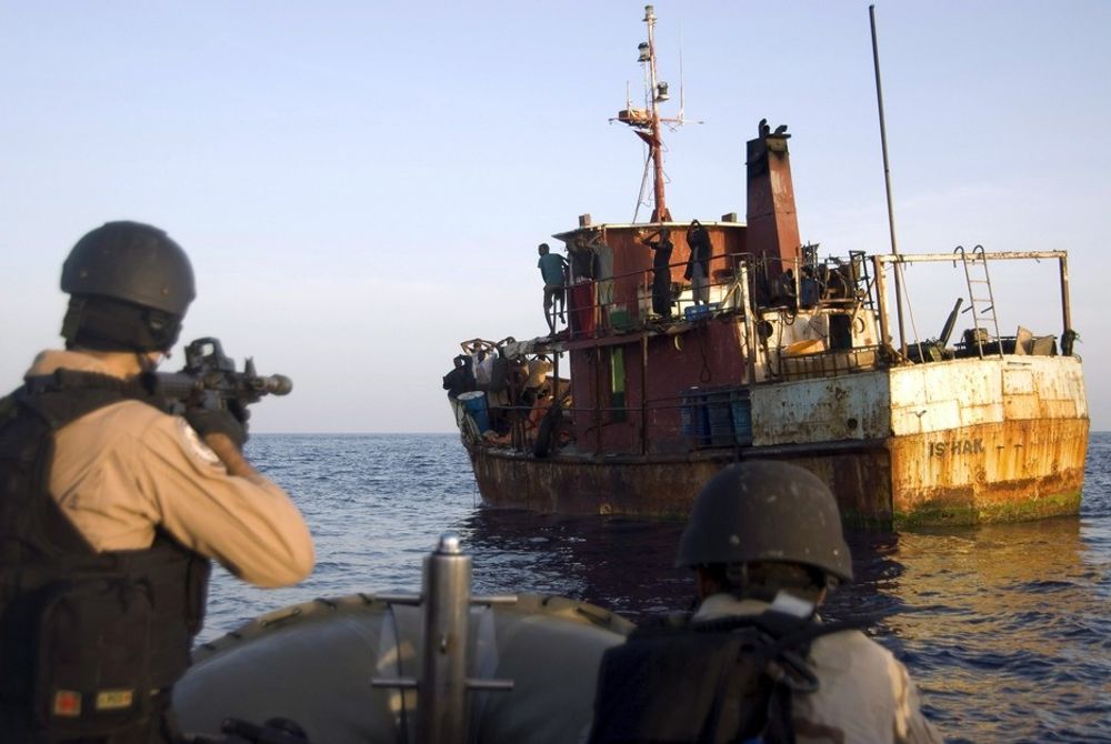 HOLDT: Nederlandske soldater arresterer pirater i Adenbukat utenfor Somalia.