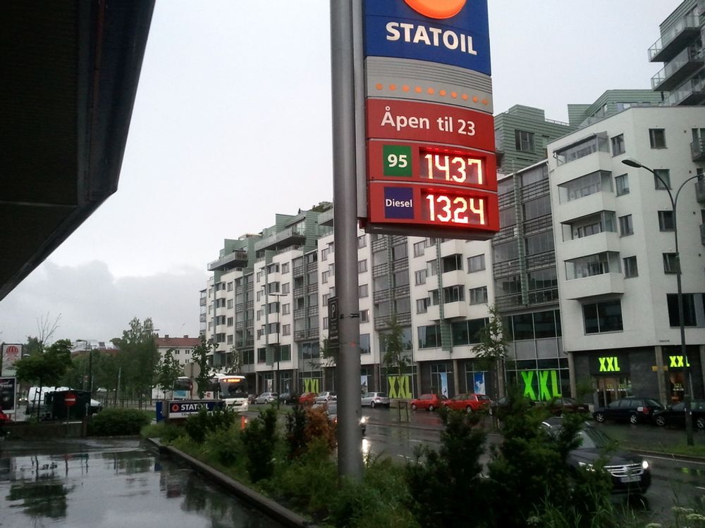 KAN FALLE: Statoils listepriser per 20. juni 2011 er 14,43 kroner literen for 95 blyfri og 13,40 for diesel. Men drivstoff kan bli billigere etter at IEA i går åpnet nødlagrene og sendte oljeprisen nedover. Effekten blir likevel midlertidig, siden det fortsatt er lavere oljeproduksjon enn etterspørsel.