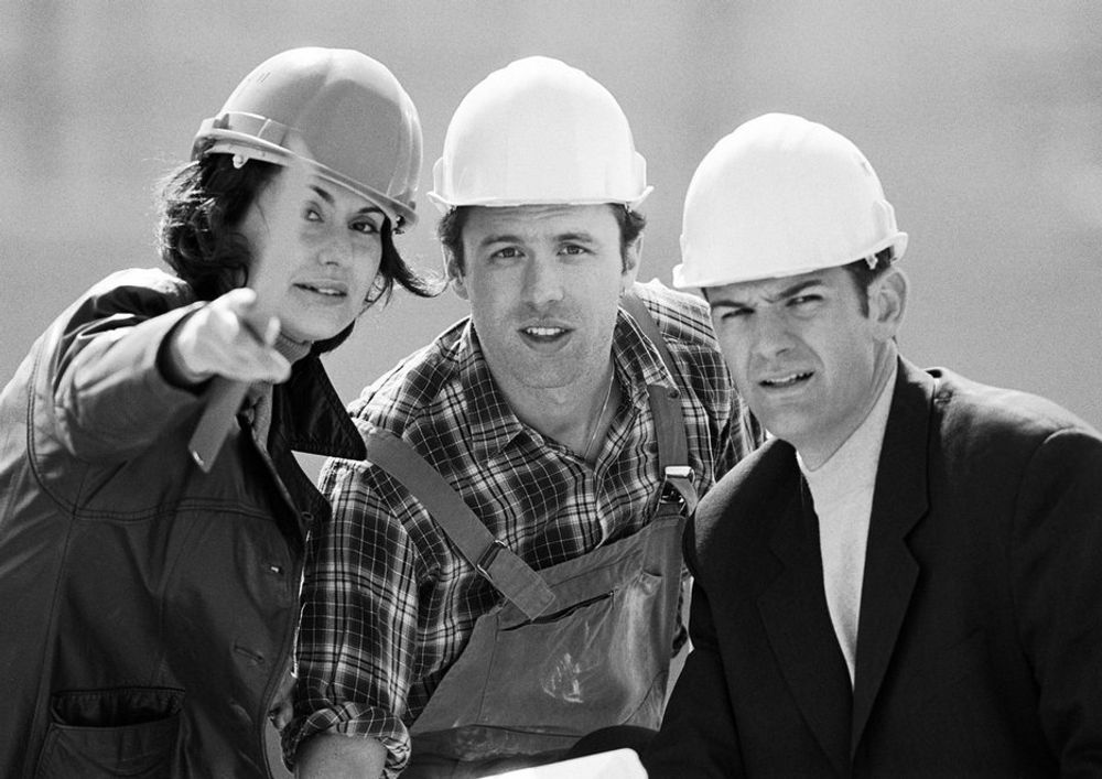 I byggebransjen er det nå kvinnene som tjener best. De har nå i snitt 6000 kroner mer i årslønn enn menn.