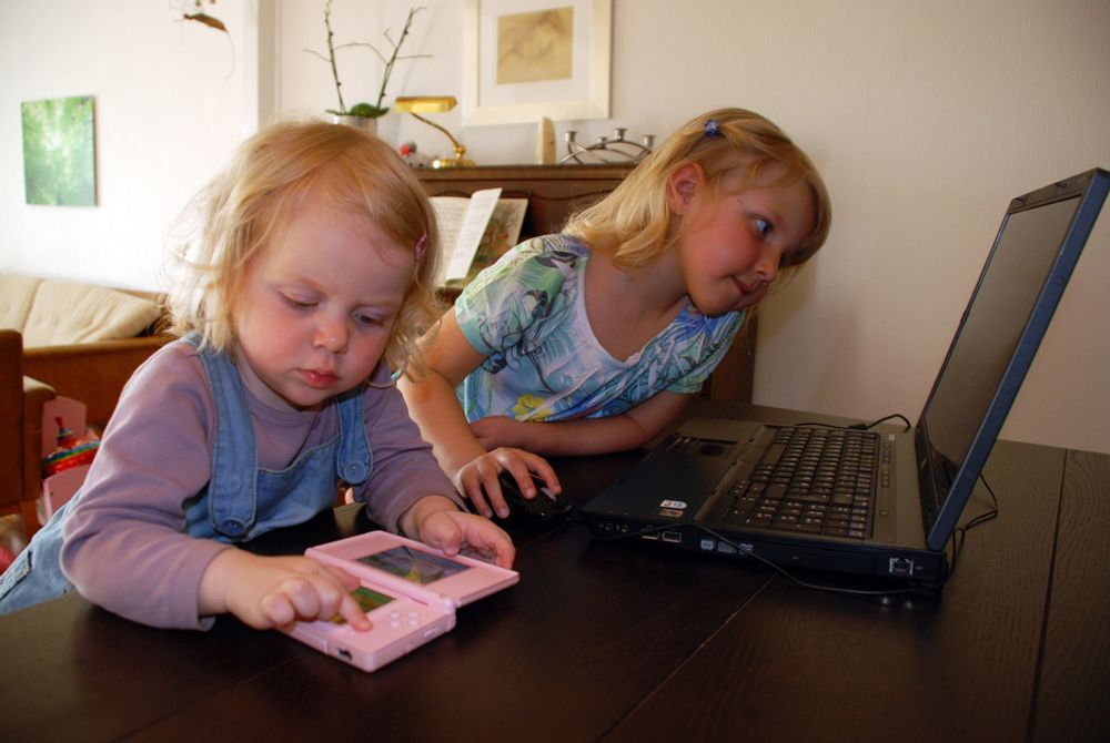 MOT STRØMMEN: Små jenter som leker med datautstyr eller teknologileker er ingen selvfølge. Mor holder igjen,  dermed stiller de bak guttene allerede fra skolestart. (Illustrasjonsfoto)