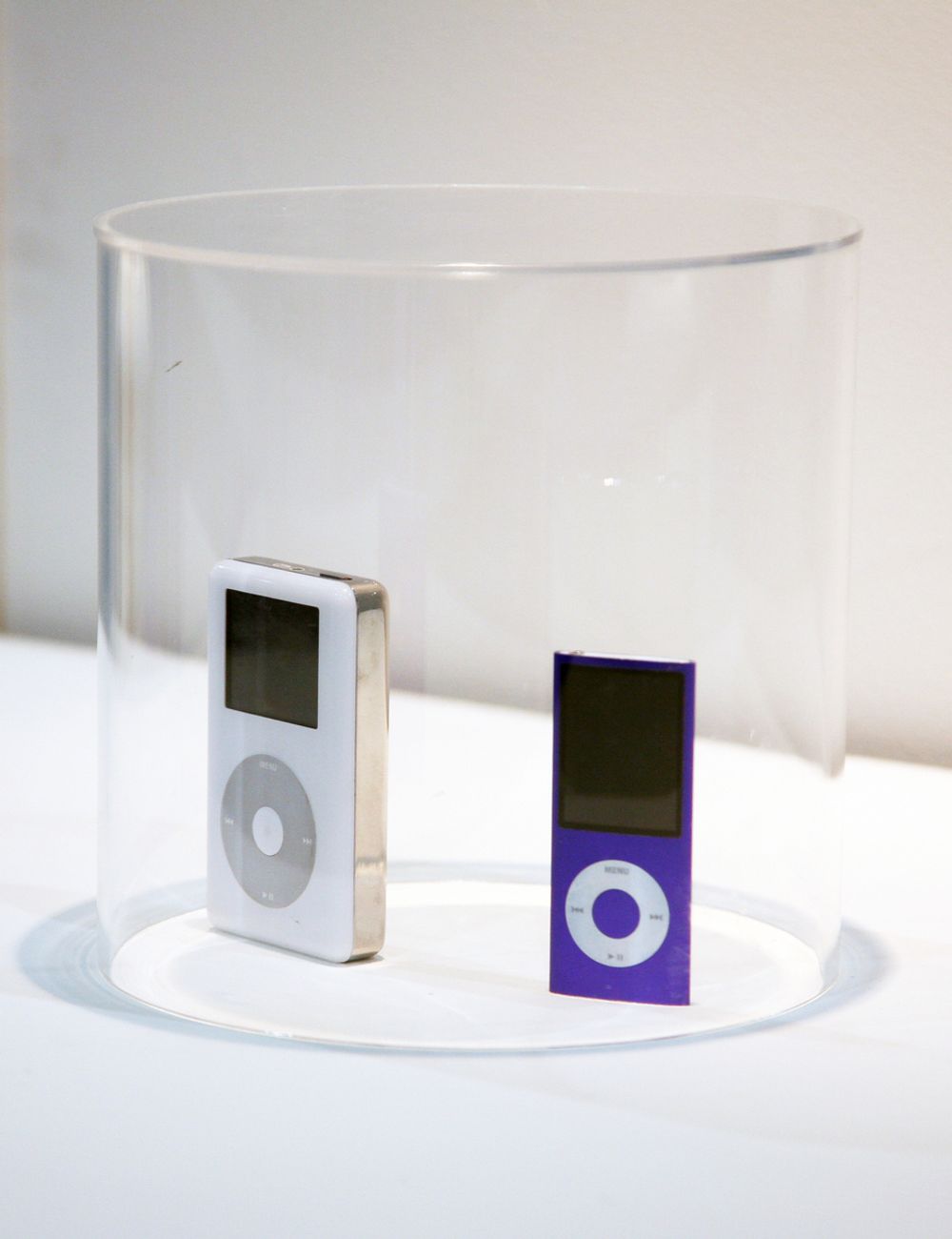 APPLE: Dette er den første Ipoden fra 2001 (til venstre). Ipoden, som altså fyller ti år i år, skulle vise seg å bli en pengemaskin for Apple. Legg merke til tykkelsen sammenliknet med den noe nyere Ipod Nano (til høyre).