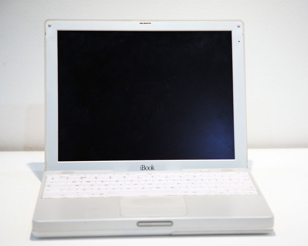 APPLE: Ibook fra 2003 hadde ikke plastaktig design, og ble raskt kjent for å være hardfør og tåle røff behandling.
