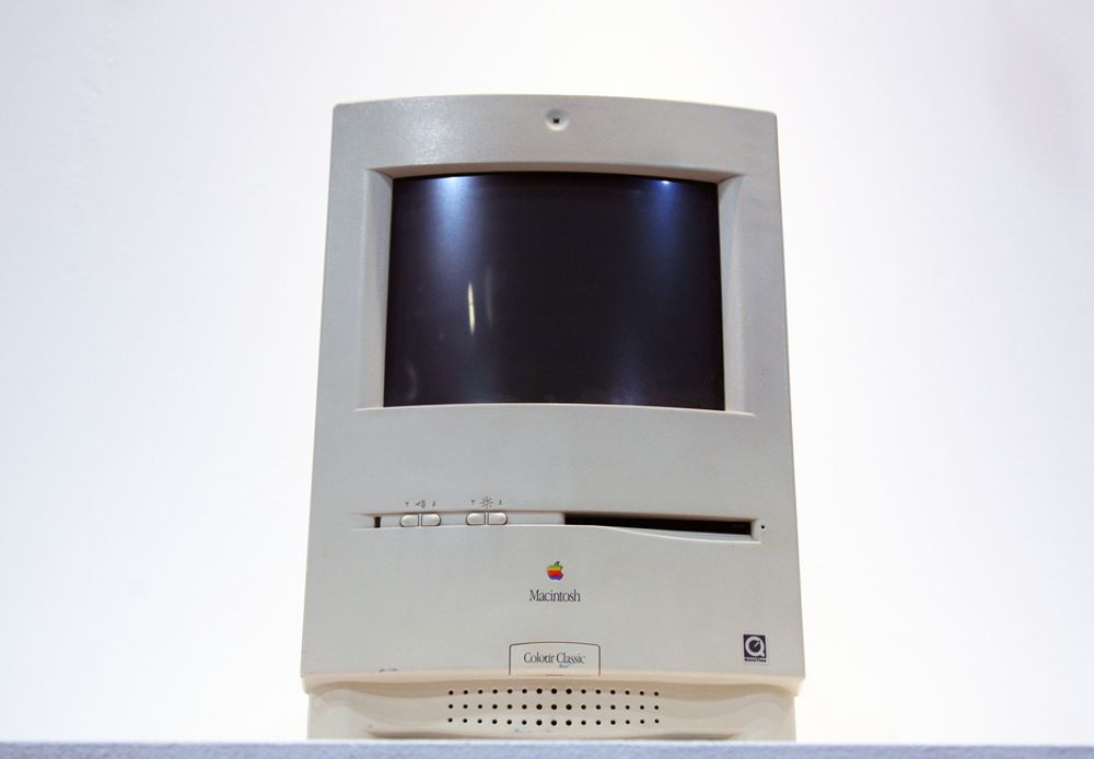 APPLE: Color Classic fra 1993 - 94 regnes som den første kompakte fargemaskinen fra Apple. Skjermoppløsningen var 512 x 384 piksler.