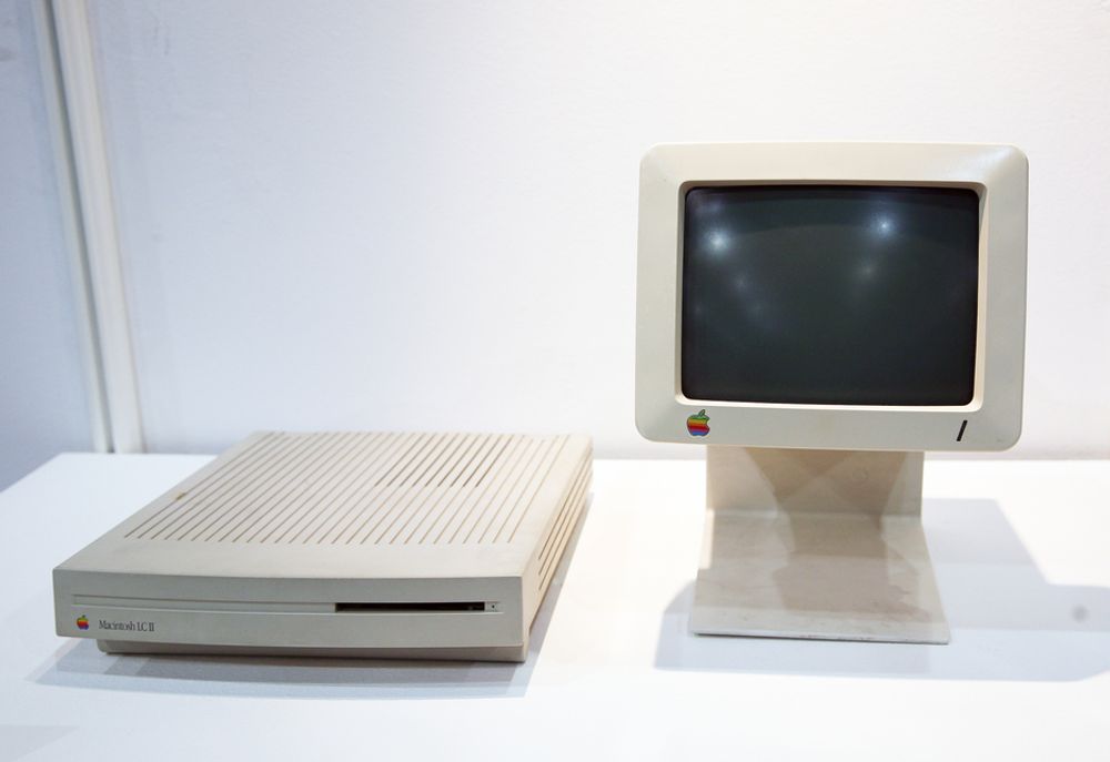 APPLE: Her er Macintosh LCII fra 1992. LC var selskapets første fargemaskin i en mer moderat prisklasse. LC står for 'low-cost color'.