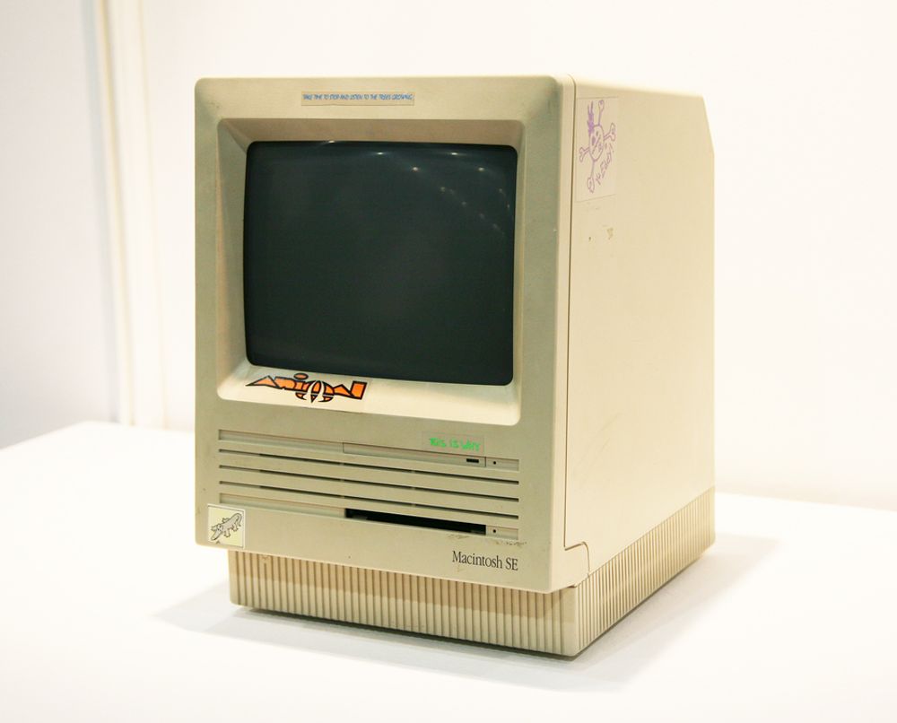 APPLE: MAC SE fra 1987 - 1990 ble regnet som en stort sprang framover fra forgjengeren Mac Plus. Modellen hadde like fullt omtrent den samme ytre skall som Apples første modell.