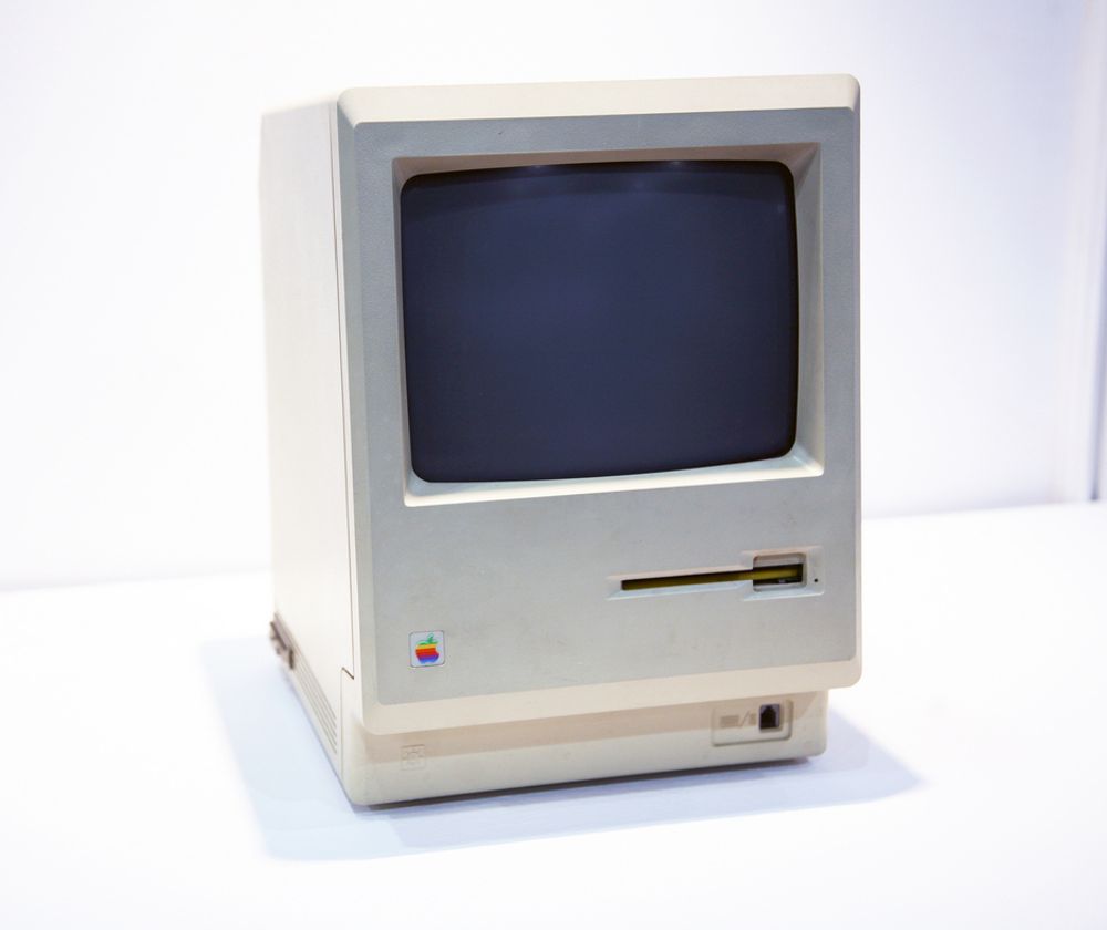 APPLE: Dette er Mac Plus fra perioden 1986 til 1990. Det var Apples tredje modell. Den haddde hele 1MB RAM og kostet 2599 dollar i USA. Det utgjør rundt 14.500 kroner med dagens (lave) dollarkurs.
