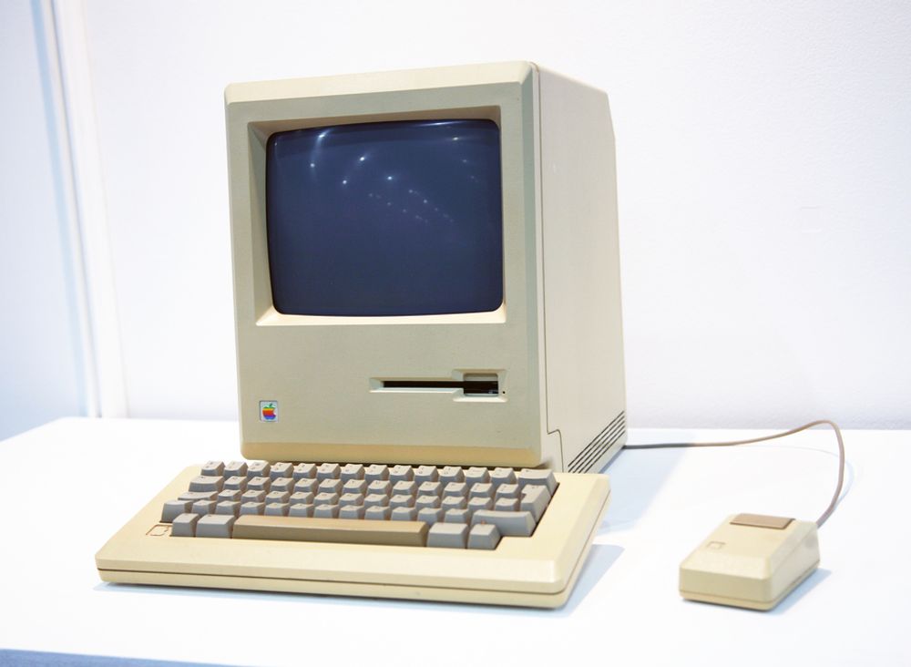 APPLE: London International Technology Show kunne ikke vise fram Apples aller første Macintosh fra 1984. Men messegjestene fikk se modell nummer to, nemlig Macintosh 512K. Den var på markedet i perioden fra 1984 til 1986. Den hadde 512k RAM i stedet for originalens 128k.