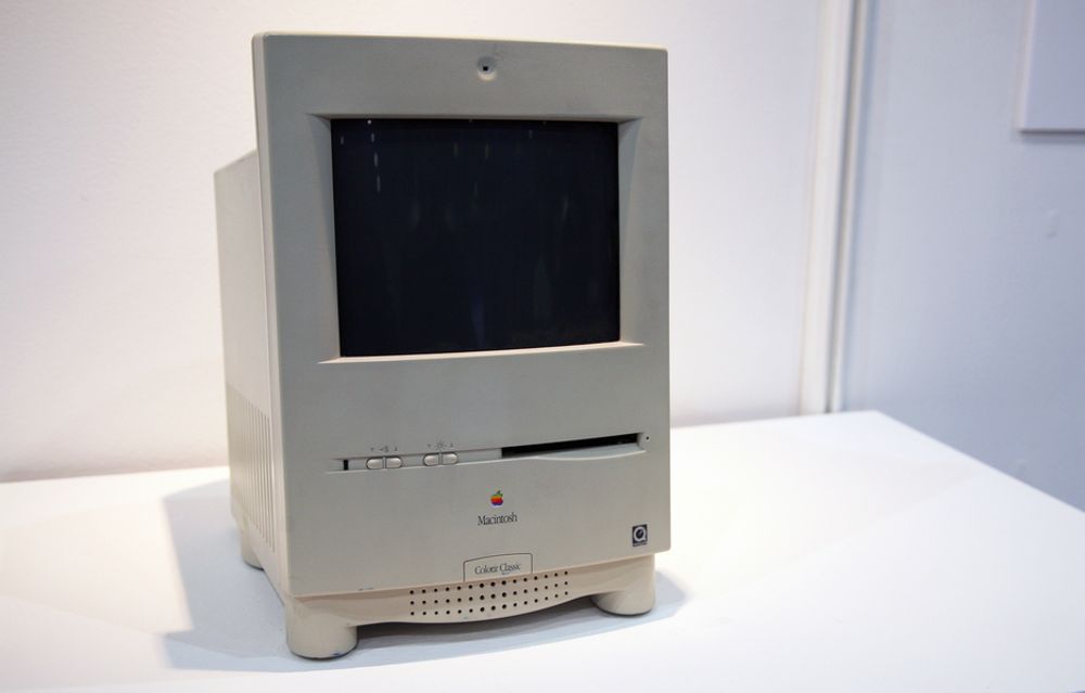 MESSE: "The Mac Hall of Fame" trakk mange interesserte. De fikk se en rekke av Apples kjente produkter. Dette er en Macintosh Color Classic. Den er faktisk ikke fra begynnelsen av 80-tallet, men fra 1993. Det var selskapets første maskin med fargeskjerm, og skjermoppløsningen var på hele 512 x 384 piksler.