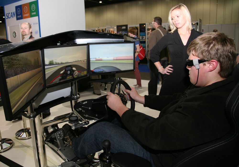 MESSE: Bilspill i 3D over tre PC-skjermer er tingen for store og små gutter.