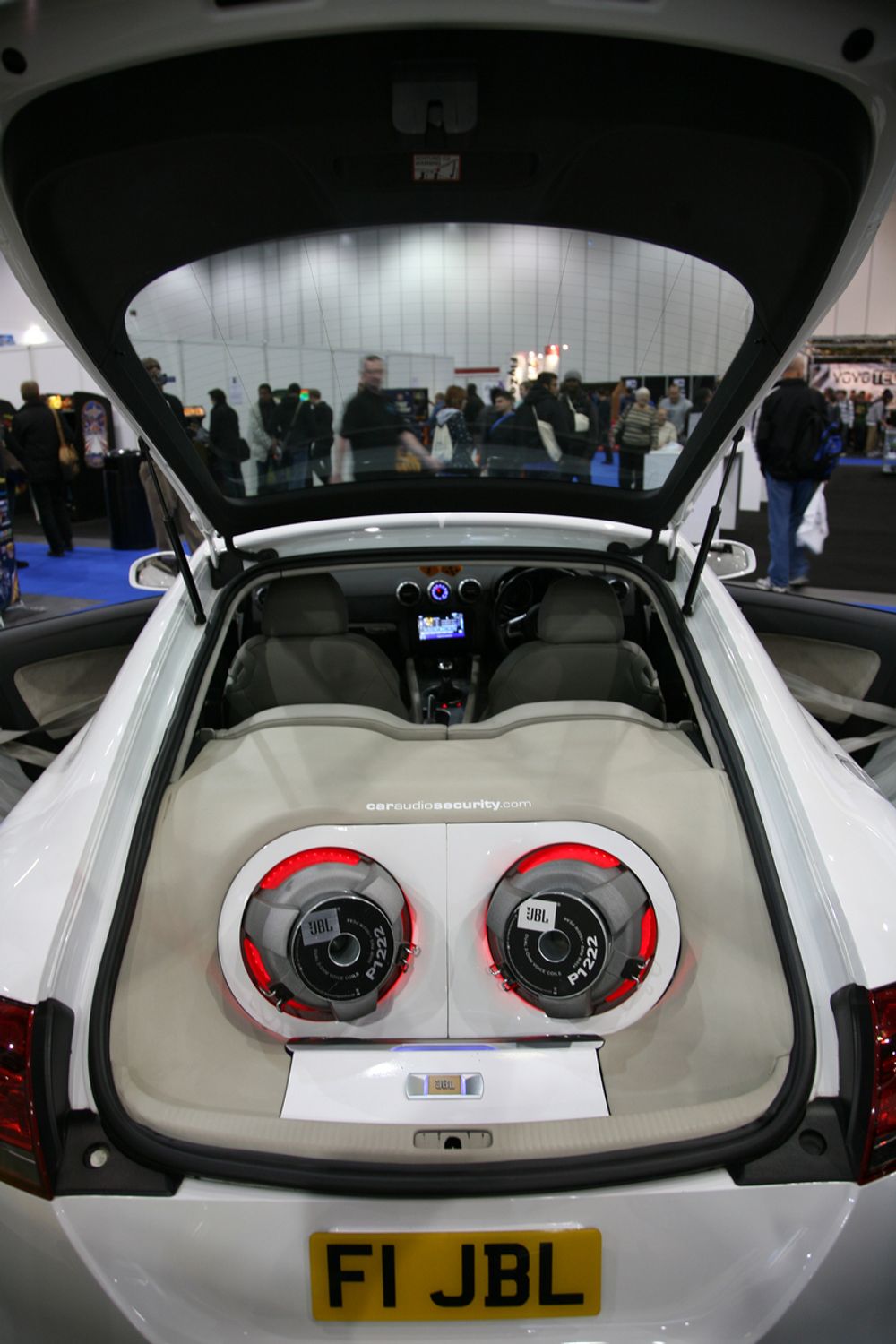 MESSE: JBL viste fram sine løsninger for lyd i bil. Menn dominerte blant de interesserte.