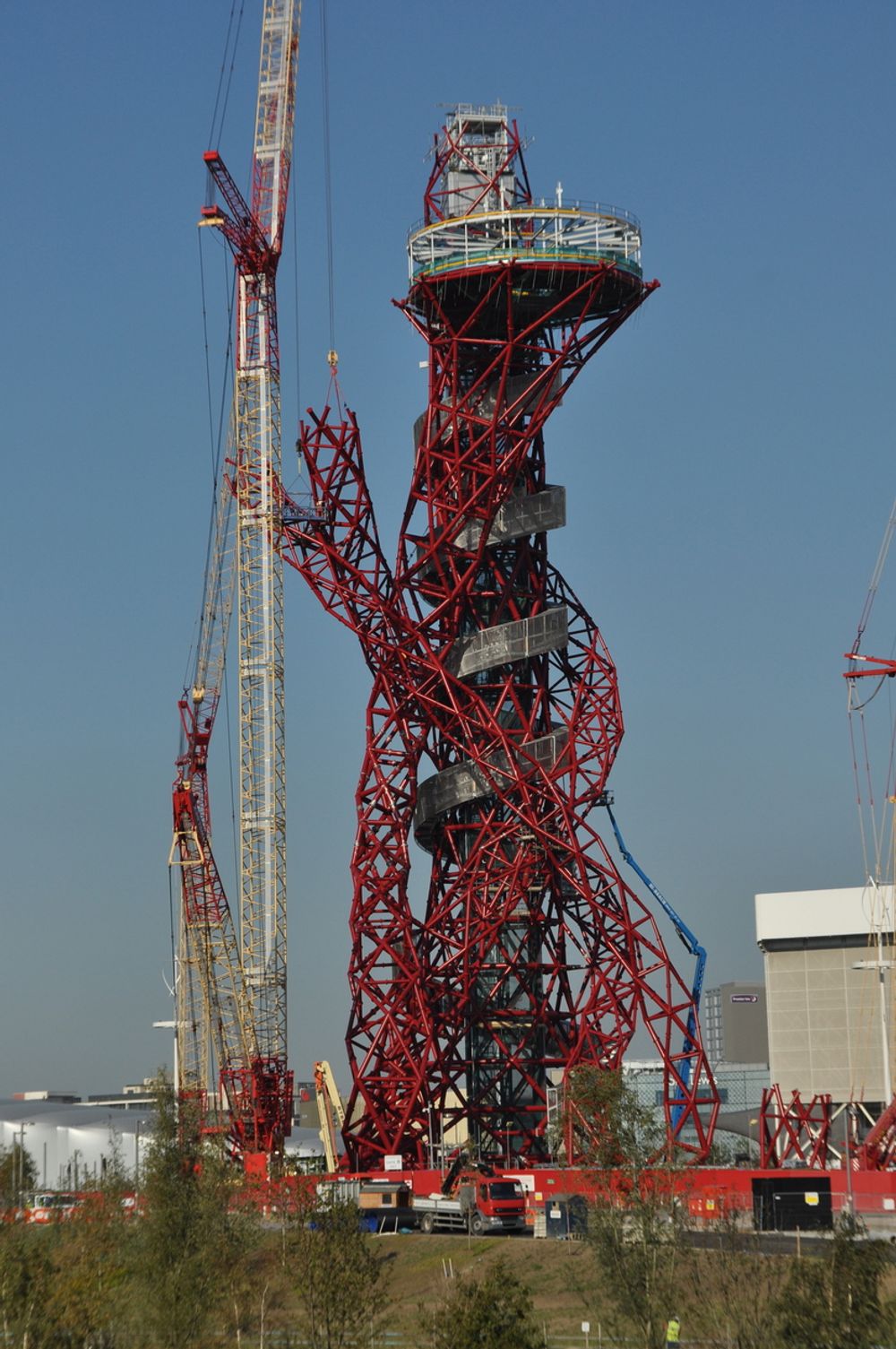 2000 TONN: Noe montering gjestår før ståltårnet The Orbit får sin tiltenkte form.