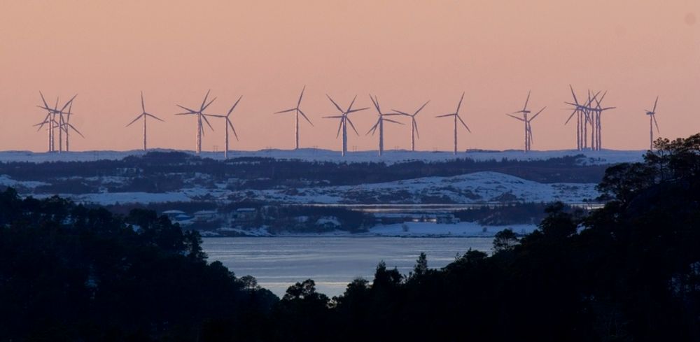 POSITIVT: Vindmøller i Smøla kommune. Der vindturbinene er på plass er folk ofte mer positive til vindkraft, viser en undersøkelse gjort for Enova. Men i enkelte kommuner er det sterk polarisering.