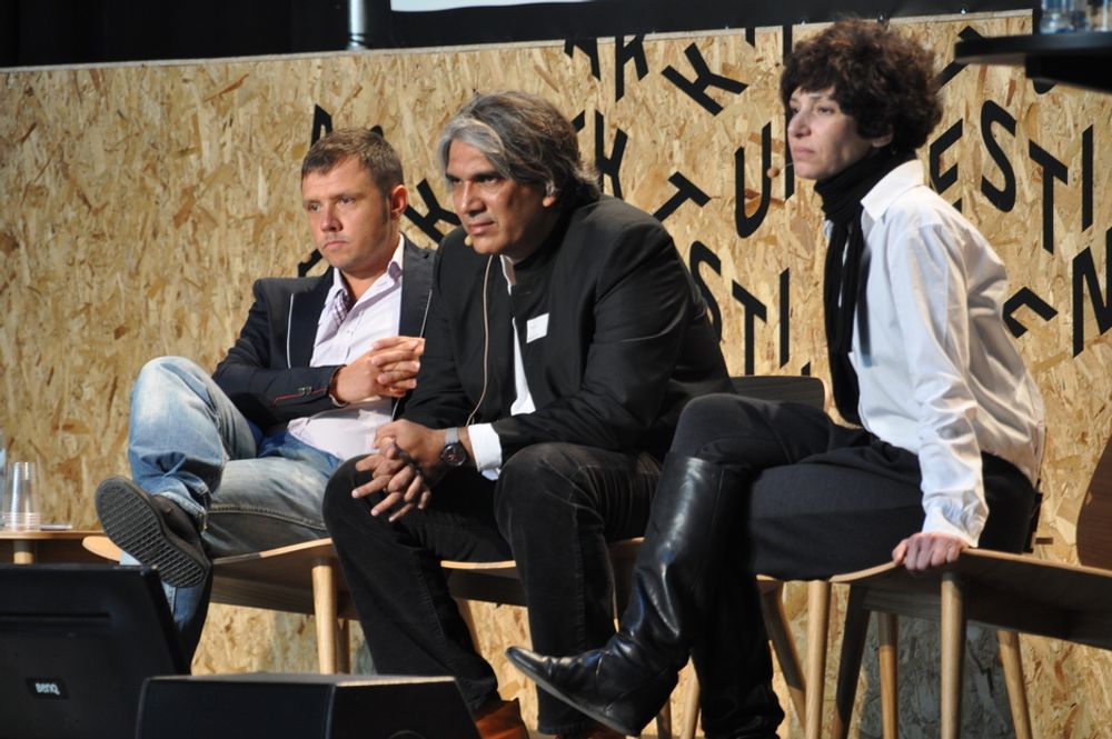 ENIGE: Daniel Dendra, Bijoy Jain og Tina di Carlo utveksler ideer på Arkitekturdagen 2011.