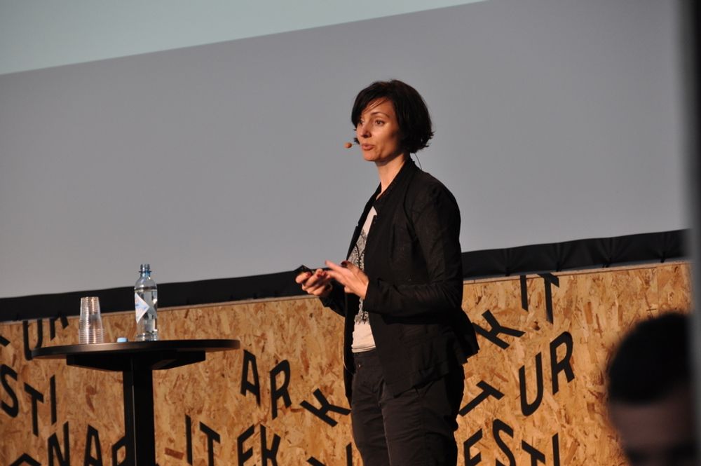 MUTOPISK: Danske Kristina Jordt Adsersen, som er direktør og partner i Mutopia, åpnet sitt foredrag med å minne publikum på at 90 prosent av isfjellet befinner seg under overflaten.