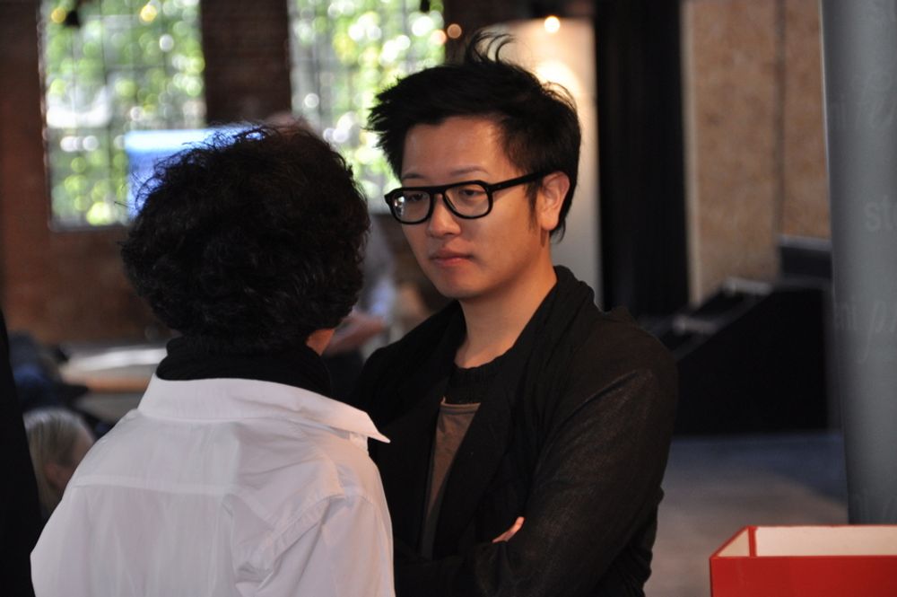 UTVEKLSING: Arkitekturskribent og kurator Carson Chan snakker med forfatter og kurator Tina di Carlo.