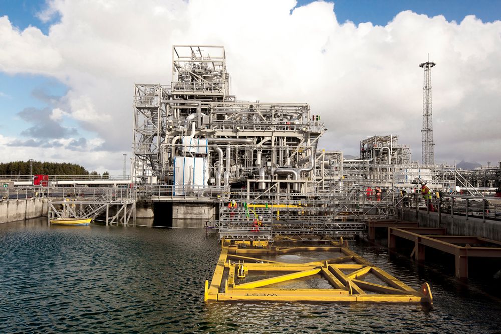 UNDER VANN: I dette enorme testbassenget testes verdens største undervannskompressor. Den er på 12,5 MW. Fire slike skal på plass for å dekke behovet for gass fra undervannsanlegget og fram til prosessanlegget på Nyhamna.