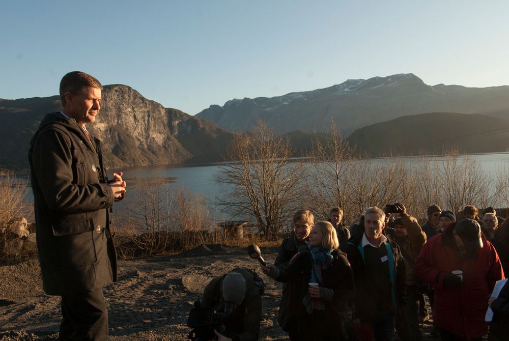 DEPONI: Miljøvernminister Erik Solheim på stedet der prosesseringsanlegget skal ligge. Ute i fjorden til høyre er deponiet planlagt.