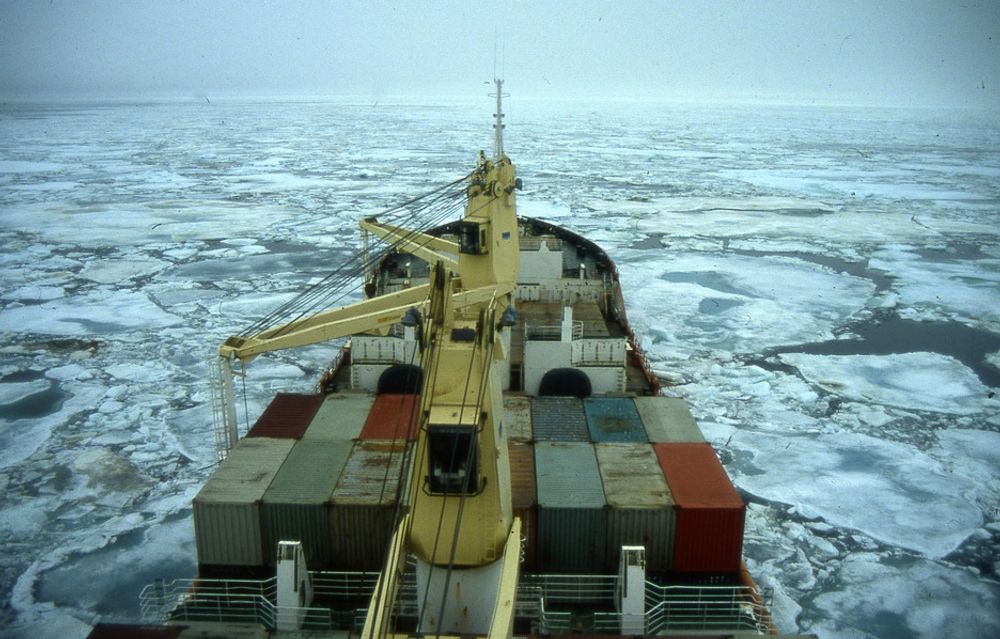 NESTEN ISFRITT: Et russisk isforsterket handelsfartøy stevner inn i gammel is som er i ferd med å smelte i Nordøstpassasjen i september.