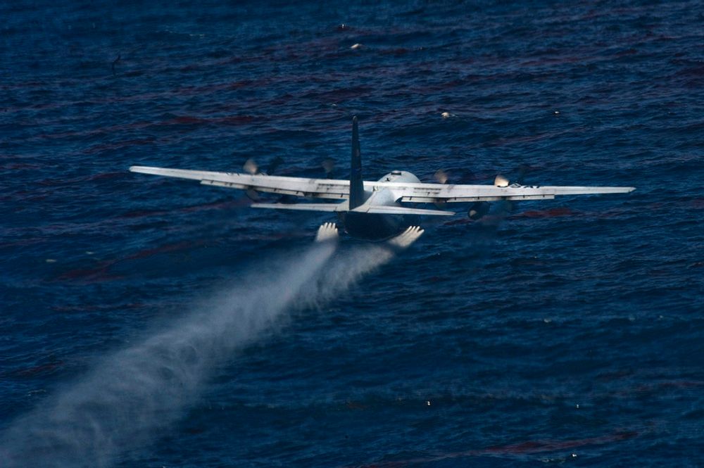 Oljeutslipp: Et amerikansk C-130 (Herkules) slipper dispergeringsmidler over oljeutslippet i Mexicogolfen.