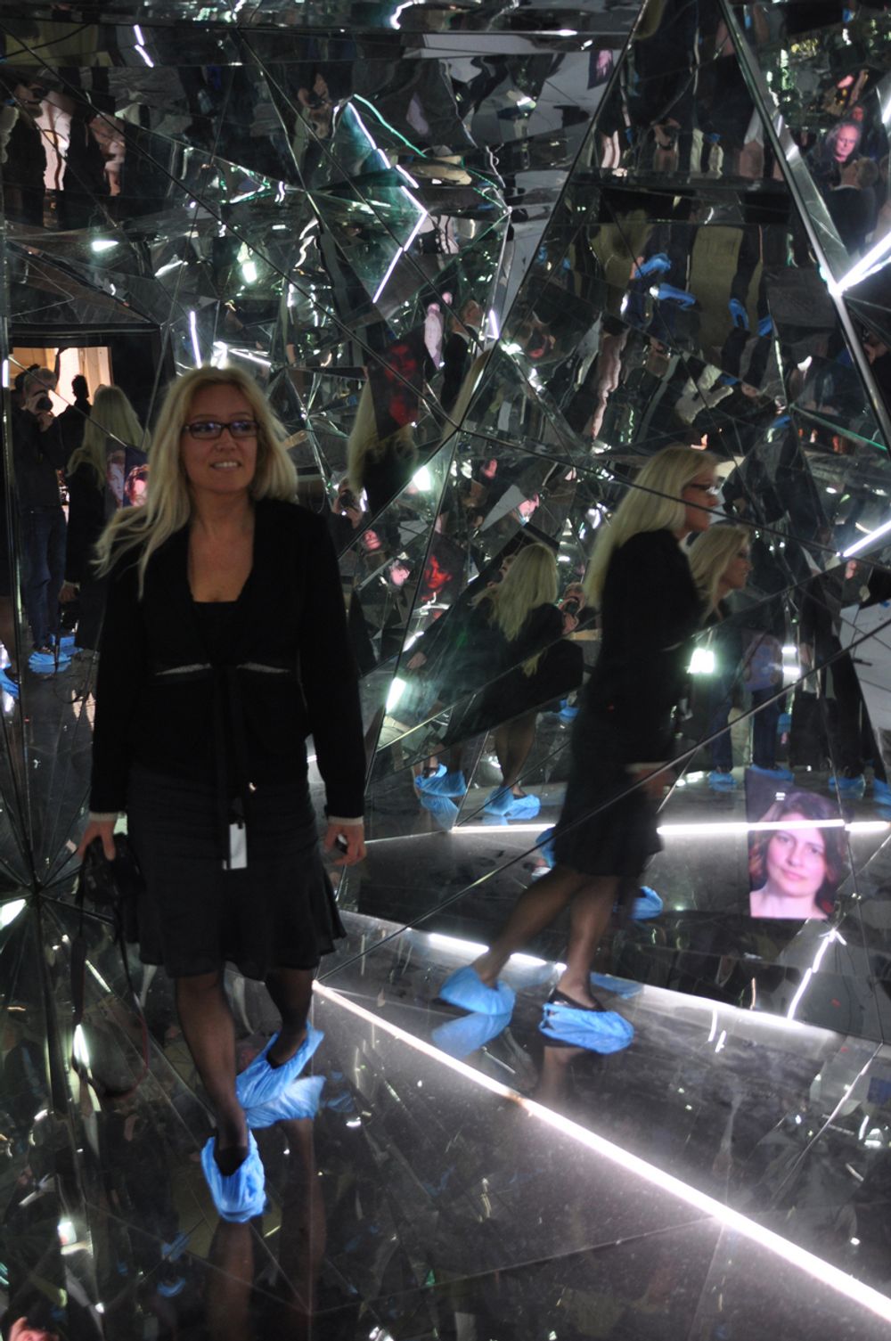 Kommunikasjonssjef Kathrine Daniloff er svært fornøyd med Teknisk Museums nye utstilling Mind Gap. Her i speilrommet.