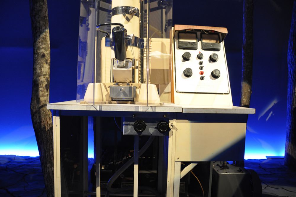 Tesla elektromikroskop. Brukt i perioden 1958-65. Fra utstillingen Mind Gap.