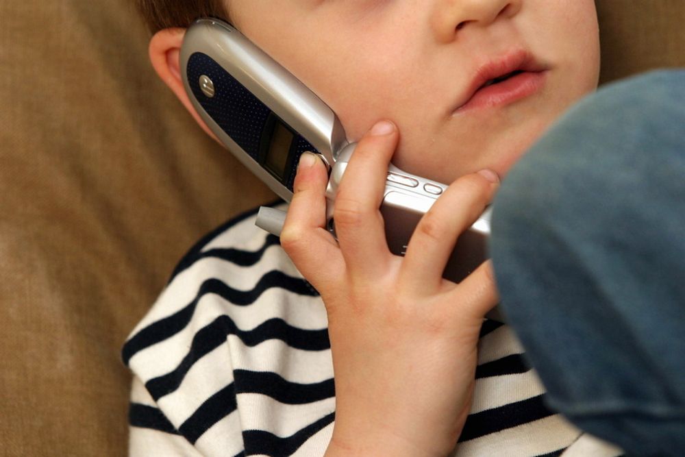 IKKE FARLIG? Stråling fra mobiltelefoner ser ikke ut til å føre til økt risiko for hjernekreft hos barn, konkluderer ny internasjonal undersøkelse.