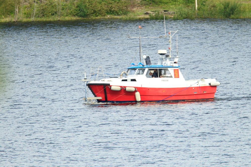 PÅ VANNET: Kongsberg Maritime kartlegger fjordbunnen rundt Utøya med multibeam sonarteknologi i dag.
