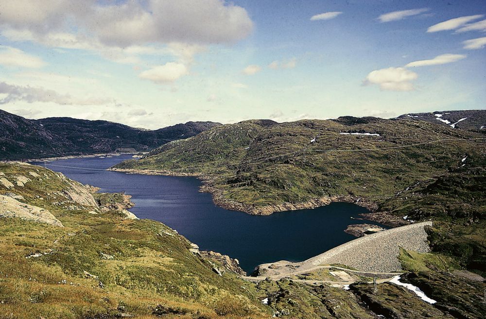 NY VURDERING: Norges vassdrags- og energidirektorat mener BKK må oppgradere dammen ved Askjelldalsvatn til den sikreste damklassen, klasse 4.