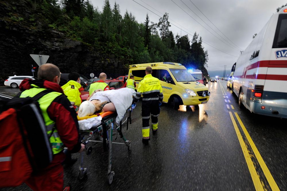 STORE SKADER: Skadde ungdommer fra AUF-leiren på Utøya ble fredag kveld tatt hånd om av redningspersonell. En kirurg som behandler skuddofrene mener de er skutt med dumdumkuler.