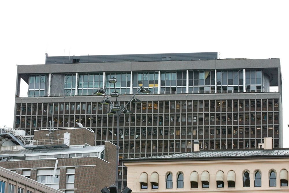 Bomben knuste vinduer også helt i toppen av Høyblokka, der statsminister Jens Stoltenberg har kontor og møtelokaler.