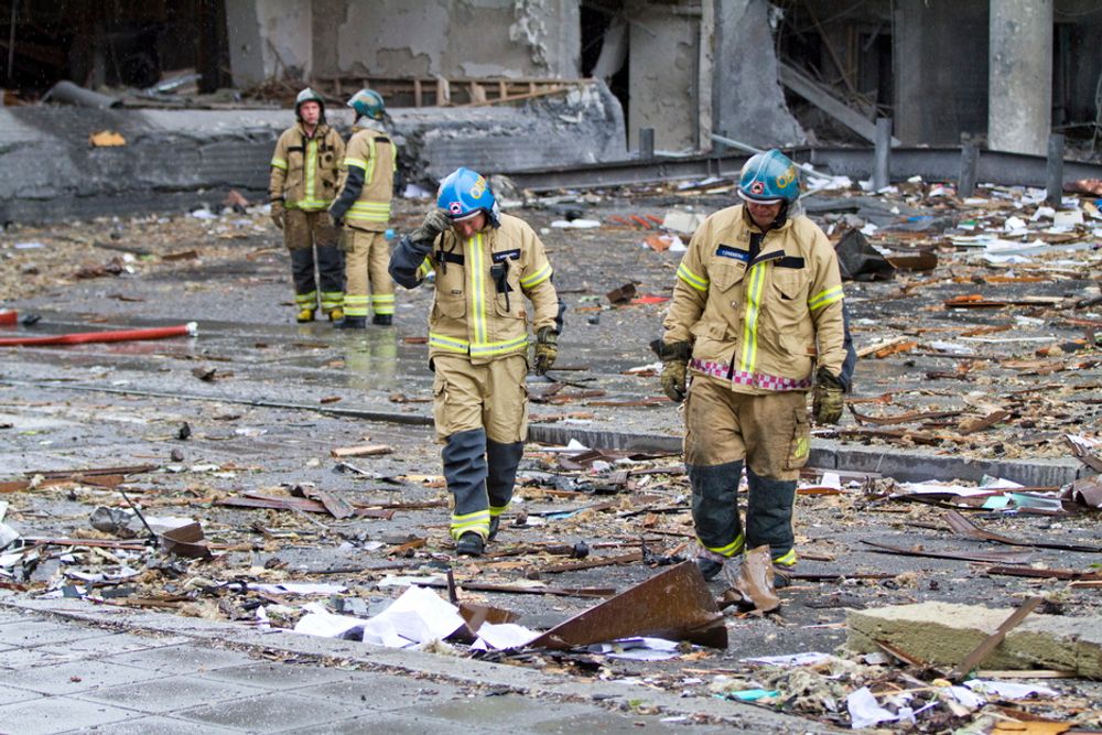 Redningsmannskaper jobber blant vrakrestene etter eksplosjonen.