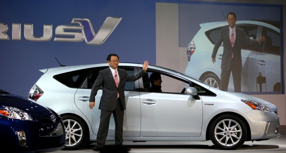 Toyota-sjef Akio Toyoda var på plass i Detroit for å vise fram den nye forvokste hybriden Prius V.