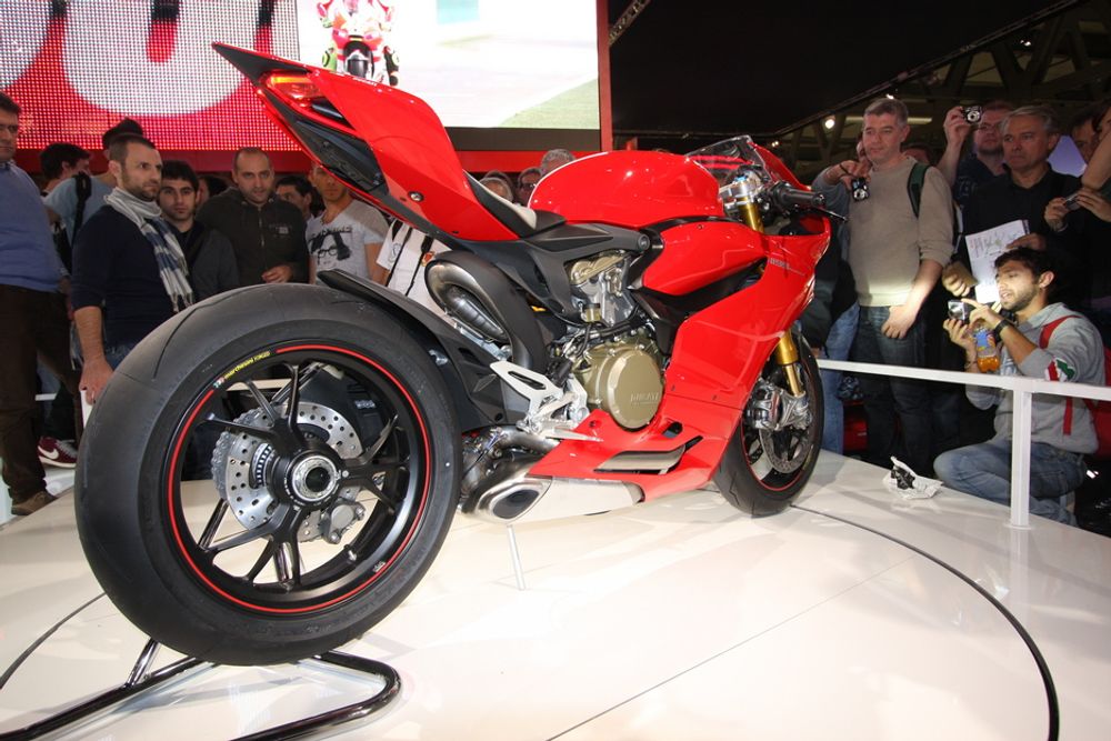 SETTER STANDARD: Med 24000 km mellom hver service setter Ducati en helt ny standard. Fortsatt skal mange japanske sykler på verksted etter 6000 km. For å klare dette er blant  annet remmen som drev kamakslene skiftet til kjede. Tørrklutsjen er også forsvunnet til fordel for en mer brukervennlig våtklutsj. Motoren er ganske ekstrem med 112 mm boring og en slaglengde på 60,8 mm. Det muliggjør høye turtall uten at stempelhastigheten blir for høy.