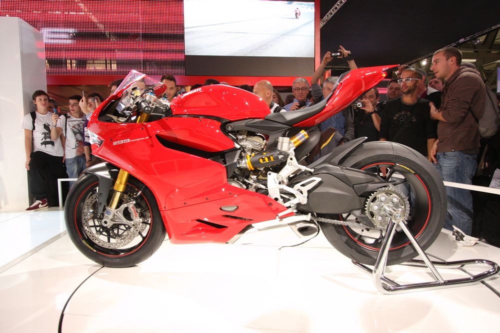 NY RAMME: Ducatikjennere vil se at den tradisjonelle fagverksrammen som Ducati har benyttet i årtier nå er borte. I stedet er det kommet en monocoque ramme i aluminium. Motoren er en del av den bærende konstruksjonen. Rammen veier ikke mer enn 5 kg.