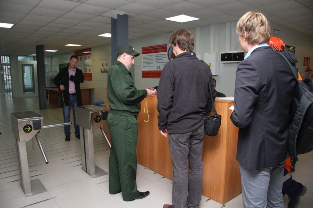 KONTROLL: Pass sjekkes før utenlandske besøkende får komme inn på Votsco-verftet.